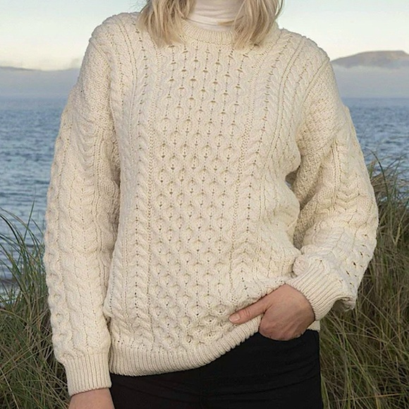 Carraig Donn Traditional Unisex Aran Wool Handknit Pullover Sweater in Cream - Picture 5 of 15